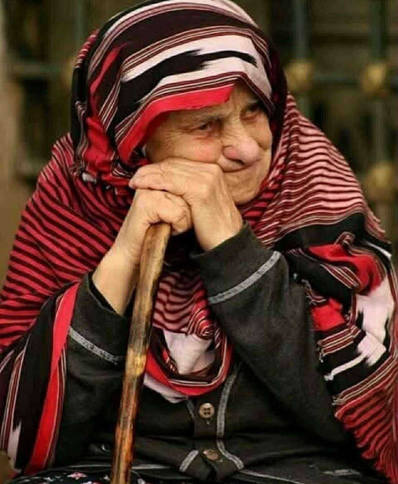 أقبلت أمراة كبيرة في العمر الى أحد الأسواق في المدينة