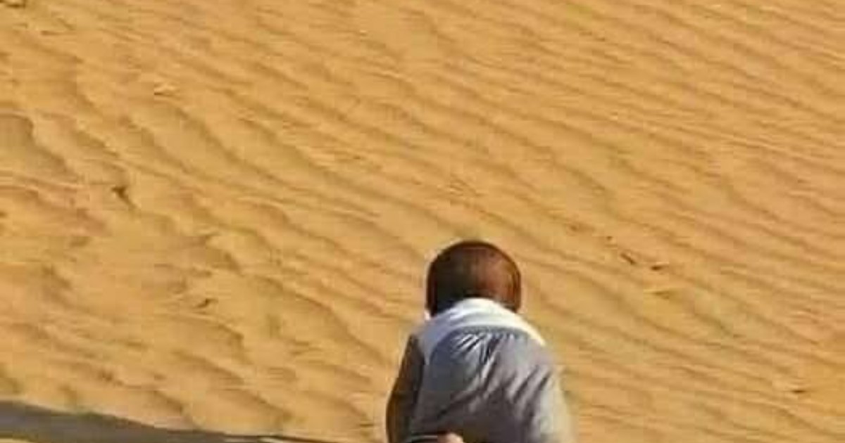 قصة حقيقية لطفل يحبو في الصحراء